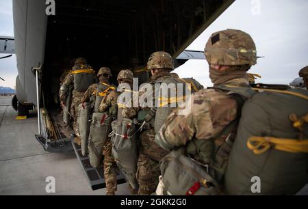 Fallschirmjäger der US-Armee, die dem 1. Bataillon (Airborne), dem 501. Infanterie-Regiment, zugewiesen sind, kommen an Bord eines C-130 Hercules für eine Fallschirmjägerübung auf der Joint Base Elmendorf-Richardson, 11. Mai 2021, Zur Unterstützung von Flugoperationen über dem Joint Pacific Alaska Range Complex und dem Golf von Alaska während der Übung Northern Edge 2021 (NE21). Die Fallschirmjäger-Übung bereitet die Gruppe vor, indem sie die Bereitschaft für alle Szenarien in einer nahtlosen, gemeinsamen Kampfumgebung übt und demonstriert. Etwa 15,000 US-Servicemitarbeiter nehmen an einer gemeinsamen Schulung Teil, die von U.S. Pac durchgeführt wird Stockfoto