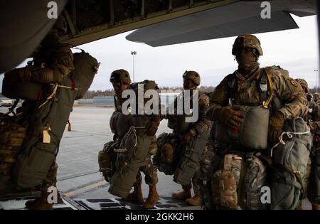 Fallschirmjäger der US-Armee, die dem 1. Bataillon (Airborne), dem 501. Infanterie-Regiment, an Bord eines C-130 Hercules auf der Joint Base Elmendorf-Richardson, 11. Mai 2021, zur Unterstützung der gemeinsamen gewaltsamen Einreiseoperation im Rahmen der Northern Edge 2021, zugewiesen wurden. 400 Und anderen Militärmitgliedern der US-Armee, der Marine, der Luftwaffe und der Marine sowie mehr als einem Dutzend Flugzeugen, die in den gesamten Vereinigten Staaten, einschließlich CH-47, und der US-Luftwaffe HC-130 Hercules , MC-130J Commando IIS und C-17 Globemaster IIIs, eingesetzt werden. Realistisches Kampftraining, li Stockfoto