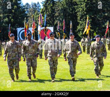 Die ein- und ausgehenden Kommandotruppen der 7. Infanterie-Division, angeführt vom ersten amerikanischen Korps-Kommandanten LT. General Randy George, bei der Zeremonie zum Wechsel des Kommandos und der Verantwortung bei JBLM, 11. Mai 2021. (Von links nach rechts) ausgehendes Kommando-Team: Command Sgt. Maj. Robin M. Bolmer und Maj. Gen. Xavier T. Brunson, Kommandeur des ersten Korps, LT. Gen. Randy George, und ankommender Kommandant Maj. Gen. Stephen Smith und Command Sgt. Maj. Timothy Lawless. Stockfoto