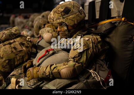 Ein US-Soldat, der dem Kampfteam der 4. Infanteriebrigade (Airborne), der 25. Infanteriedivision, der Joint Base Elmendorf-Richardson (JBER), Alaska, Wartet auf die Abfahrt von JBER auf einem 517. Luftwaffengeschwader der US-Luftwaffe C-17 Globemaster III, um im Rahmen einer gemeinsamen Zwangseinreiseübung für Northern Edge 21 (NE21) am 11. Mai 2021 einen Fallflug durchzuführen. Etwa 15,000 US-Dienstmitglieder nehmen an einer gemeinsamen Trainingsübung Teil, die vom 3. Bis 14. Mai 2021 von den US Pacific Air Forces auf und über dem Joint Pacific Alaska Range Complex, dem Golf von Alaska und vorübergehenden maritimen Aktivitäten veranstaltet wird Stockfoto