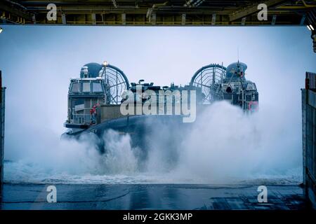 PAZIFISCHER OZEAN (11. Mai 2021) U.S. Navy Landing Craft, Air Cushion 56, zugewiesen an Assault Craft Unit 5, bereitet sich auf das Brunnendeck des amphibischen Transportdocks USS Portland (LPD 27) vor, das Marines und Ausrüstung mit Light Armored Reconnaissance Company, Battalion Landing Team 1/1, 11th Marine Expeditionary Unit (MEU) transportiert, Mai 11. Marineinfanteristen und Segler der Amphibious Ready Group (ARG) von Essex und der 11. MEU führen vor der Küste Südkaliforniens Routinetraining durch. Stockfoto