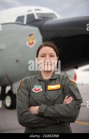 Technik. Sgt. Brittany Sizemore-Cecchini, 97. Geheimdienstgeschwader, posiert für ein Foto auf dem Lincoln Airport, NB., 11. Mai 2021. Flieger von verschiedenen Offutt Air Force Base, Nebrar, Schwadronen posierten für Fotos in der Nähe eines RC-135V/W Nietgelenks. Stockfoto