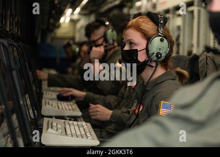 Mary Beth McDade, Senior Airman, 338. Kampftrainingsgeschwader, sitzt an einem Computer, der ihre Aufgaben während des Fluges am Lincoln Airport, Nebr., 11. Mai 2021 simuliert. Flieger aus verschiedenen Staffeln der Offutt Air Force Base posierten für Fotos auf einem RC-135V/W Nietgelenk. Stockfoto