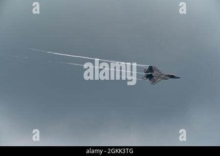 Josh Gunderson, Kommandant des F-22 Demo Teams, stellt sich während einer Demonstration für das 67. Nationale Sicherheitsforum auf dem Maxwell-Gunter Air Force Base, Montgomery, Alabama, 11. Mai 2021, für das nächste Manöver um. Die Hauptfunktion des F-22A Raptor ist ein Luftdominanz- und Multirole-Stealth-Kämpfer, der eine Kombination aus Luft-Luft-Raketen und Luft-Boden-Bomben tragen kann. Stockfoto