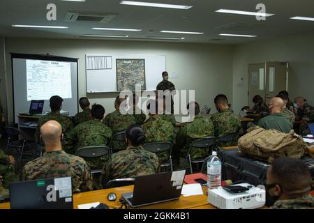 Capt. Christopher Ramos, ein Verbindungsoffizier mit der III Marine Expeditionary Force, informiert die Anführer und Truppen jeder Truppe über die bevorstehenden Entwicklungen für die Übung Jeanne D’Arc 21, Camp Ainoura, Sasebo, Japan, 12. Mai, 2021. Während der Mitarbeiterübung teilen sich die Führungskräfte jeder Kraft die Planungsverfahren zur Vorbereitung auf die Durchführung von Feldschulungen. ARC-21 bietet den US-amerikanischen, französischen, japanischen und australischen Streitkräften die Möglichkeit, Erfahrungen, Taktiken und Best Practices auszutauschen, um ihre Fähigkeiten gemeinsam zu verbessern. Stockfoto