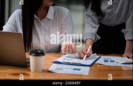 Unternehmensberater analysiert Finanzzahlen, die den Fortschritt der Arbeit kennzeichnen, consult Konzept Stockfoto