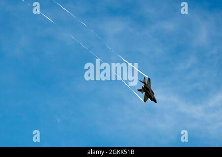 Ein dem 355. Jagdgeschwader zugeordneter F-35A Lightning II fliegt über den Luftwaffenstützpunkt Eielson, Alaska, 12. Mai 2021. Die Hauptaufgabe des Geschwaders ist die Unterdrückung feindlicher Luftverteidigungen und offensiver Gegen-Luft-Missionen. Stockfoto