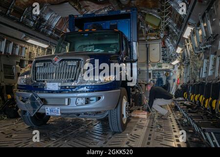 Ein mobiles Analyselabor-System wird auf einen C-17 Globemaster III auf dem Luftwaffenstützpunkt Dover, Delaware, 13. Mai 2021, geladen. Dienstmitglieder des 31. Zivilunterstützungsteams, Delaware National Guard, nahmen an der ersten als-Luftlift-Mission Teil, die zum Boulder Regional Training Center in Boulder, Colorado, führte. Der als besteht aus mehreren Varianten von Laboren, die es den Betreibern ermöglichen, vor Ort auf chemische, radiologische, biologische und nukleare Bedrohungen zu testen. Stockfoto