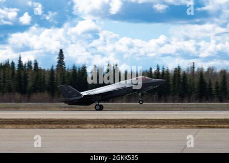 Ein F-35A Lightning II, der dem 355. Jagdgeschwader (FS) zugewiesen wurde, landet auf dem Luftwaffenstützpunkt Eielson, Alaska, 12. Mai 2021. Die 355. FS erhielt am 29. April 2021 ihre ersten F-35-Flugzeuge. Stockfoto