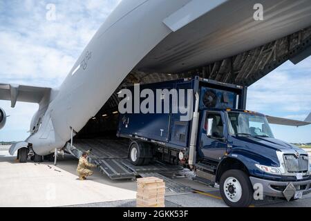 Ein mobiles Analyselabor-System wird auf einen C-17 Globemaster III auf dem Luftwaffenstützpunkt Dover, Delaware, 13. Mai 2021, geladen. Dienstmitglieder des 31. Zivilunterstützungsteams, Delaware National Guard, nahmen an der ersten als-Luftlift-Mission Teil, die zum Boulder Regional Training Center in Boulder, Colorado, führte. Der als besteht aus mehreren Varianten von Laboren, die es den Betreibern ermöglichen, vor Ort auf chemische, radiologische, biologische und nukleare Bedrohungen zu testen. Stockfoto