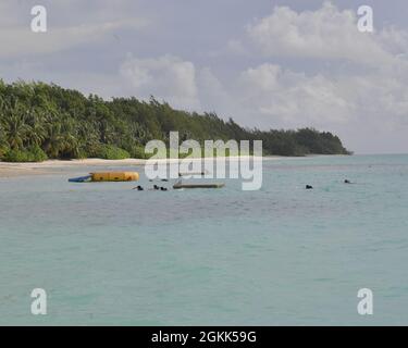 DIEGO GARCIA, Britisches Territorium im Indischen Ozean (12. Mai 2021) – Matrosen der US-Marine und britische Streitkräfte nahmen am 12. Mai 2021 an einer Hai-Angriffsübung Teil, bei der ein echtes Ereignis simuliert wurde, und testeten die Fähigkeiten von Notfallteams. US Navy Support Facility Diego Garcia bietet Logistik-, Service-, Freizeit- und administrative Unterstützung für US- und alliierte Streitkräfte, die im Indischen Ozean und im Arabischen Golf eingesetzt werden. Stockfoto