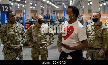 Der ehemalige Major League Baseballschläger Boston Red Sox Pitcher, Pedro Martinez, Mitte rechts, trifft und begrüßt Matrosen der US-Marine und Soldaten der US-Armee im Community Impfzentrum im Hynes Convention Center in Boston, 12. Mai 2021. Das U.S. Northern Command setzt sich über die U.S. Army North weiterhin dafür ein, die Federal Emergency Management Agency im Rahmen der Reaktion der gesamten Regierung auf COVID-19 weiterhin flexibel und flexibel zu unterstützen. Stockfoto