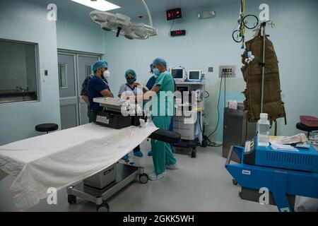 Der US-Armeekolonist William Kogl, rechts, ein Krankenschwester-Anästhesist mit der vorderen chirurgischen Abteilung am Medical Element, Joint Task Force-Bravo, Soto Cano Air Base, Honduras, schult salvadorianische Krankenschwestern während einer OP-Bereitschaftstrainingübung für Resolute Sentinel 2021 in La Unión, El Salvador, 12. Mai, 2021. Resolute Sentinel 21 ist eine Schulungsmöglichkeit mit praktischen Vorteilen, um die medizinische und operative Bereitschaft von JTF-B zu erhöhen und gleichzeitig den Einwohnern Salvadorias zu helfen. Stockfoto