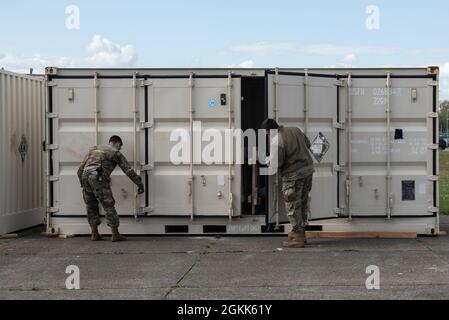 US Air Force Staff Sgt. Kyle Scharer und Airman 1st Class John Ellis schließen mit der 48th Munitions Squadron einen Transportcontainer bei der Royal Air Force Lakenheath, England, 13. Mai 2021. Die 48th MUNS unterstützt die Munitionsanforderungen für die RAF Lakenheath, Mildenhall, Feltwell und Alconbury und deckt damit alle Munitionsanforderungen für Flugzeuge und Bodenkräfte ab. Stockfoto