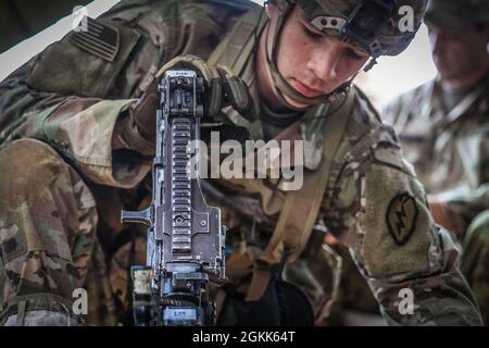 Schofield Barracks, HI – SPC. Micah Waterman, ein Armeekanonen-Besatzungsmitglied (13B), der Bravo Battery, dem 3. Bataillon, dem 7. Artillerieregiment und der 25. Infanterie-Division Artillerie zugeordnet ist, schließt während des Soldier of the Year Competition der 25. Infanterie-Division in Schofield Barracks, Hawaii, 13. Mai 2021, die Waffenspur des Expert Soldier Badge (ESB) ab. Stockfoto