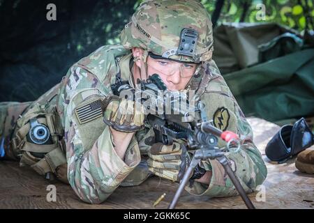 Schofield Barracks, HI – SPC. Micah Waterman, ein Armeekanonen-Besatzungsmitglied (13B), der Bravo Battery, dem 3. Bataillon, dem 7. Artillerieregiment und der 25. Infanterie-Division Artillerie zugeordnet ist, schließt während des Soldier of the Year Competition der 25. Infanterie-Division in Schofield Barracks, Hawaii, 13. Mai 2021, die Waffenspuren des Expert Soldier Badge (ESB) ab. Stockfoto