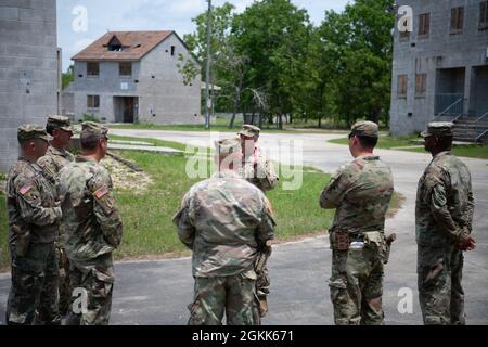 Befehl Sgt. Maj. Reese Teakell, Security Forces Assistance Command Command Sergeant Major, teilt Erfahrungen und Techniken mit Soldaten der 3. Staffel, 54. Kavallerieregiment SFAB, 12. Mai 2020. Stockfoto