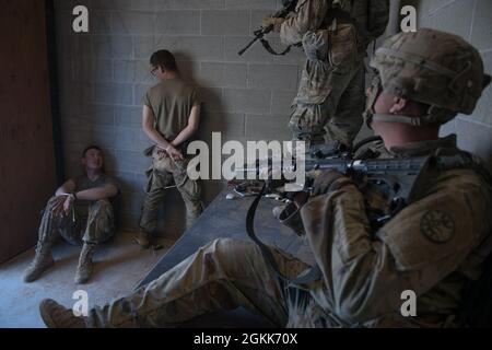 Gefangene Soldaten, die sich als OPFOR ausgeben, werden von den Mitgliedern der Charlie Company sorgfältig beobachtet. Die Charlie Company der Idaho Army National Guard des 116th Cavalry Brigade Combat Teams, 2-116th Combined Arms Bataillon, ist kurz vor dem Ende des zweiwöchigen jährlichen Trainings. Der letzte, aber nicht weniger schwierige Feldtrainingsauftrag ist die Durchführung des Kampfgeldes der Combined Arms Collective Training Facility, bekannt als die CACTIF, eines städtischen Kampftrainingskomplexes im Orchard Combat Training Center. Der CACTIF-Komplex besteht aus 4-5 Betonblockgebäuden. Die Gebäude sind durch Unterboden verbunden Stockfoto