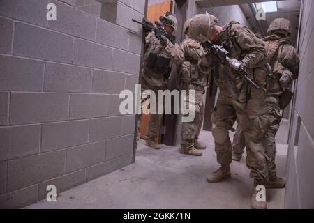 Während die Truppe den Flur füllt, bewegen sich die Soldaten in ihre zugewiesenen Verantwortungsbereiche, um für Sicherheit zu sorgen. Die Charlie Company der Idaho Army National Guard des 116th Cavalry Brigade Combat Teams, 2-116th Combined Arms Bataillon, ist kurz vor dem Ende des zweiwöchigen jährlichen Trainings. Der letzte, aber nicht weniger schwierige Feldtrainingsauftrag ist die Durchführung des Kampfgeldes der Combined Arms Collective Training Facility, bekannt als die CACTIF, eines städtischen Kampftrainingskomplexes im Orchard Combat Training Center. Der CACTIF-Komplex besteht aus 4-5 Betonblockgebäuden. Die Gebäude sind miteinander verbunden Stockfoto