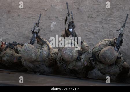 Eine Truppe von Infanteriesoldaten von Charlie Compnay bereitet sich auf den Betreten des Gebäudes vor. Die Charlie Company der Idaho Army National Guard des 116th Cavalry Brigade Combat Teams, 2-116th Combined Arms Bataillon, ist kurz vor dem Ende des zweiwöchigen jährlichen Trainings. Der letzte, aber nicht weniger schwierige Feldtrainingsauftrag ist die Durchführung des Kampfgeldes der Combined Arms Collective Training Facility, bekannt als die CACTIF, eines städtischen Kampftrainingskomplexes im Orchard Combat Training Center. Der CACTIF-Komplex besteht aus 4-5 Betonblockgebäuden. Die Gebäude sind durch unterirdische Tunnel miteinander verbunden. Zwei Stockfoto