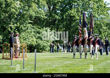 Generalstabschef der US-Armee, General James C. McConville, und General Sir Mark Alexander Carleton-Smith, der Generalstabschef der Britischen Armee, nehmen an einer feierlichen Ankunft der Army Full Honor im Whipple Field, Joint Base Myer-Henderson Hall, Arlington, Virginia, Teil., 13. Mai 2021. Stockfoto