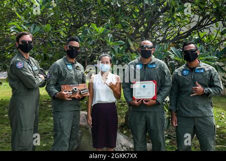 Von links nach rechts, U.S. Navy LT. Cmdr. Scott Sulich, ein Wartungsbeauftragter mit Fleet Logistics Support Squadron 51 (VR-51), ein Petty Officer 2nd Class Jonny Moran, ein Luftbearbeiter mit VR-51, He-Xu Sadri, der Marine Corps Base Hawaii Clean Air Program Manager, ein Petty Officer 2nd Class Robin Santillan, ein Luftbearbeiter mit VR-51, Und Petty Officer Ador Maranan, ein C-40A-Crew-Chef mit VR-51, erhält den ersten Platz für den April Earth Month Bike Competition, indem er am 13. Mai 2021 661.35 Meilen in der Zeitspanne eines Monats, MCBH, absolviert. Der Wettbewerb wurde als eine Möglichkeit zur Förderung des Radsports durchgeführt Stockfoto