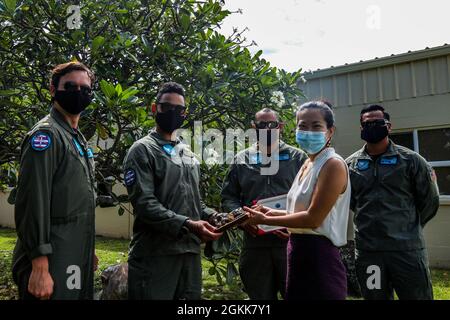 Von links nach rechts, U.S. Navy LT. Cmdr. Scott Sulich, ein Wartungsbeauftragter mit Fleet Logistics Support Squadron 51 (VR-51), ein Petty Officer 2nd Class Jonny Moran, ein Luftbearbeiter mit VR-51, He-Xu Sadri, der Marine Corps Base Hawaii Clean Air Program Manager, ein Petty Officer 2nd Class Robin Santillan, ein Luftbearbeiter mit VR-51, Und Petty Officer Ador Maranan, ein C-40A-Crew-Chef mit VR-51, erhält den ersten Platz für den April Earth Month Bike Competition, indem er am 13. Mai 2021 im MCBH 661.35 Meilen innerhalb eines Monats absolviert. Der Wettbewerb wurde als eine Möglichkeit zur Förderung von Cyclin durchgeführt Stockfoto