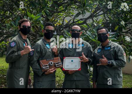 Von links nach rechts, U.S. Navy LT. Cmdr. Scott Sulich, ein Wartungsbeauftragter mit Fleet Logistics Support Squadron 51 (VR-51), ein Petty Officer 2nd Class Jonny Moran, ein Luftbearbeiter, ein Petty Officer 2nd Class Robin Santillan, ein Luftbearbeiter mit VR-51, Und Petty Officer Ador Maranan, ein C-40A-Crew-Chef mit VR-51, erhält den ersten Platz für den April Earth Month Bike Competition, indem er am 13. Mai 2021 in der Marine Corps Base Hawaii 661.35 Meilen innerhalb eines Monats absolviert. Der Wettbewerb wurde als eine Möglichkeit zur Förderung des Radsports, um die Umweltverschmutzung zu verringern, sowie durchgeführt Stockfoto