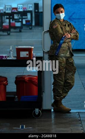 U.S. Army PFC. Yasmin Aguilar, ein Kampfmediziner, der der Charlie Company, dem 426. Brigade Support Bataillon, dem 1. Brigade Combat Team, der 101. Airborne Division (Air Assault), zugewiesen wurde, stellt Impfer dar, indem er während einer Pause im Community Impfzentrum im United Center in Chicago, 14. Mai 2021, für ein Porträt posiert. Das U.S. Northern Command setzt sich über die U.S. Army North weiterhin dafür ein, die Federal Emergency Management Agency im Rahmen der Reaktion der gesamten Regierung auf COVID-19 weiterhin flexibel und flexibel zu unterstützen. Stockfoto