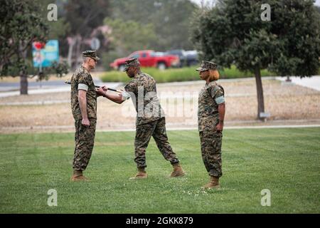 Sgt. Maj. Michael S. Ryan, links, ankommender Hauptfeldwebel, Combat Logistics Regiment 17, nimmt ein nicht beauftragtes Offiziersschwert von Oberst Nick I. Brown, rechts, Kommandant, CLR-17, an. Und übernimmt die Verantwortung als hochrangiger Berater des Kommandos während einer kombinierten Post- und Hilfszeremonie und eines Befehlswechsels im Marine Corps Base Camp Pendleton, 13. Mai 2021. Stockfoto