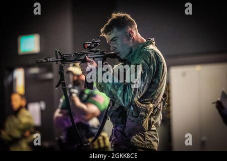 Schofield Barracks, HI – SPC. Micah Waterman, ein Armeekanonen-Besatzungsmitglied (13B), der Bravo Battery, dem 3. Bataillon, dem 7. Artillerieregiment und der 25. Infanterie-Division Artillerie zugeordnet ist, beendet EST-Stressshooting während des Soldier of the Year Wettbewerbs der 25. Infanterie-Division in Schofield Barracks, Hawaii, 13. Mai 2021. Stockfoto