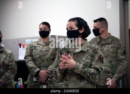 Brig. Gen. Jeannine Ryder, 59. Kommandantin des medizinischen Flügels, spricht während einer Durchsage der 559. Medizinischen Gruppe des Flügels am 13. Mai 2021 auf der Joint Base San Antonio Lackland, Texas. Ryder, der am 29. April das Kommando über die MDW 59 übernahm, besucht jede der sechs Gruppen des Flügels, um von den Teams aus erster Hand zu hören. Stockfoto