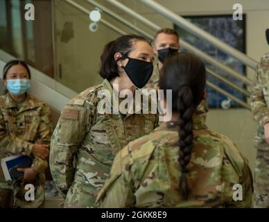 Brig. Gen. Jeannine Ryder, 59. Kommandantin des medizinischen Flügels, spricht mit Luftfahrtinhabern der 559. Medizinischen Gruppe während einer Eintauchtour am 13. Mai 2021 in der Joint Base San Antonio Lackland, Texas. Ryder, der am 29. April das Kommando über die MDW 59 übernahm, ist auch als Krankenschwester der Luftwaffe tätig. Stockfoto