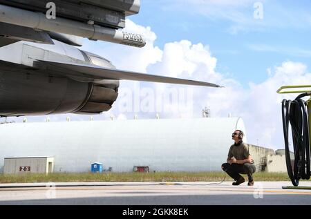 Der US-Luftwaffenflieger Jacob Wood, 31. Flugzeugwartungsgeschwader, Leiter der 555. Flugzeugwartungs-Einheit, führt während der Astral Knight 2021 auf der Aviano Air Base, Italien, am 13. Mai 2021 einen Pre-Flight-Check durch. Astral Knight 2021 ist eine gemeinsame, multinationale Übung, bei der Luftmänner, Soldaten und Matrosen aus den Vereinigten Staaten mit Dienstmitgliedern aus Albanien, Kroatien, Griechenland, Italien und Slowenien zusammenarbeiten. Stockfoto