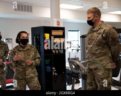 Brig. Gen. Jeannine Ryder, 59. Kommandantin des medizinischen Flügels, spricht mit Capt. Korey Kasper, Ärztin der 559. Medizinischen Squadron-Sportmedizin, während einer Tauchtour am 13. Mai 2021 in der Joint Base San Antonio Lackland, Texas. Ryder, der am 29. April das Kommando über die MDW 59 übernahm, besucht jede der sechs Gruppen des Flügels, um von den Teams aus erster Hand zu hören. Stockfoto