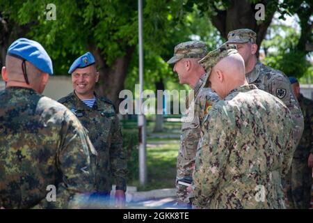 Im Rahmen der Abschlusszeremonie der Trojan Footprint 21 in Plovdiv, Bulgarien, am 13. Mai 2021 veranstaltete die Bulgarische Spezialeinsatzkräfte (SOF) eine Präsentation, die eine Vielzahl ihrer dynamischen Fähigkeiten darstellte. Trojan Footprint 21 ist die jährliche Übung von Special Operations Command Europe, um Kompetenz unter Beweis zu stellen, die Bereitschaft und Letalität unserer jeweiligen Kräfte zu bewerten und die Interoperabilität mit Verbündeten und Partnern weiter zu verbessern. Stockfoto