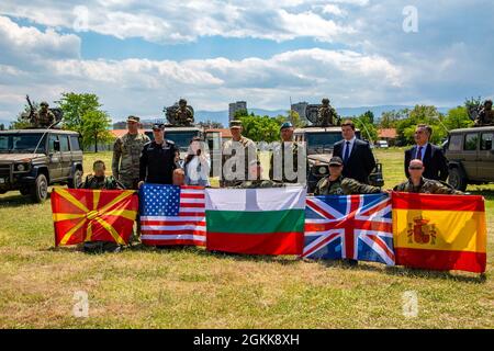 Im Rahmen der Abschlusszeremonie der Trojan Footprint 21 in Plovdiv, Bulgarien, am 13. Mai 2021 veranstaltete die Bulgarische Spezialeinsatzkräfte (SOF) eine Präsentation, die eine Vielzahl ihrer dynamischen Fähigkeiten darstellte. Trojan Footprint 21 ist die jährliche Übung von Special Operations Command Europe, um Kompetenz unter Beweis zu stellen, die Bereitschaft und Letalität unserer jeweiligen Kräfte zu bewerten und die Interoperabilität mit Verbündeten und Partnern weiter zu verbessern. Stockfoto