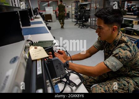 U.S. Marine Corps Lance CPL. Juan M. Fernandez, mit Marine Corps Electronics Maintenance Company, 2nd Maintenance Bataillon, 2nd Marine Logistics Group, testet Kommunikationsgeräte auf Camp Lejeune, North Carolina, 13. Mai 2020. CCATS ist ein Wartungssystem, das in der Lage ist, Schaltkarten innerhalb von elektronischen, Kommunikations- und vielen anderen Systemen von Marines zu reparieren. Stockfoto