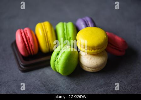 Macarons Dessert kleine französische Kuchen, bunte Macarons leckere süße Dessert-Kekse Stockfoto
