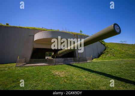 Frontansicht der Battery Lewis Kasematte im Navesink Military Reservation, gelegen im Hartshorne Woods Park in Highlands, N.J., 13. Mai 2021. Der Bau der Küstenartillerie-Batterie des Zweiten Weltkriegs begann 1942 und wurde 1944 abgeschlossen. Die erdbedeckte, stahlverstärkte Betonkonstruktion schützte die Schalen- und Pulverräume sowie das Kraftwerk. Battery Lewis bestand aus zwei 16-Zoll-Navy-Geschützen, die auf barbette-Wagen montiert waren und war die einzige 16-Zoll-Waffenbatterie in New Jersey. Die Gewehre, die 2,100 Pfund panzerbrechende Geschosse abfeuerten, konnten von Offshore Point Pleasant erreichen Stockfoto