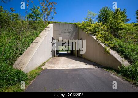 Eintritt zum Battery Lewis Kasematte 2 im Navesink Military Reservation, gelegen im Hartshorne Woods Park in Highlands, N.J., 13. Mai 2021. Der Bau der Küstenartillerie-Batterie des Zweiten Weltkriegs begann 1942 und wurde 1944 abgeschlossen. Die erdbedeckte, stahlverstärkte Betonkonstruktion schützte die Schalen- und Pulverräume sowie das Kraftwerk. Battery Lewis bestand aus zwei 16-Zoll-Navy-Geschützen, die auf barbette-Wagen montiert waren und war die einzige 16-Zoll-Waffenbatterie in New Jersey. Die Gewehre, die 2,100 Pfund panzerbrechende Geschosse abfeuerten, konnten von Offshore-Punkt angenehm sein erreichen Stockfoto