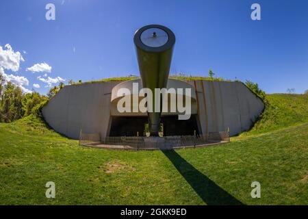 Frontansicht der Battery Lewis Kasematte im Navesink Military Reservation, gelegen im Hartshorne Woods Park in Highlands, N.J., 13. Mai 2021. Der Bau der Küstenartillerie-Batterie des Zweiten Weltkriegs begann 1942 und wurde 1944 abgeschlossen. Die erdbedeckte, stahlverstärkte Betonkonstruktion schützte die Schalen- und Pulverräume sowie das Kraftwerk. Battery Lewis bestand aus zwei 16-Zoll-Navy-Geschützen, die auf barbette-Wagen montiert waren und war die einzige 16-Zoll-Waffenbatterie in New Jersey. Die Gewehre, die 2,100 Pfund panzerbrechende Geschosse abfeuerten, konnten von Offshore Point Pleasant erreichen Stockfoto