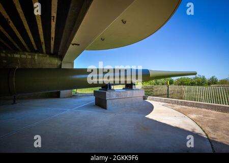 Innenansicht der Battery Lewis-Kasematte im Navesink Military Reservation, gelegen im Hartshorne Woods Park in Highlands, N.J., 13. Mai 2021. Der Bau der Küstenartillerie-Batterie des Zweiten Weltkriegs begann 1942 und wurde 1944 abgeschlossen. Die erdbedeckte, stahlverstärkte Betonkonstruktion schützte die Schalen- und Pulverräume sowie das Kraftwerk. Battery Lewis bestand aus zwei 16-Zoll-Navy-Geschützen, die auf barbette-Wagen montiert waren und war die einzige 16-Zoll-Waffenbatterie in New Jersey. Die Geschütze, die 2,100 Pfund panzerbrechende Geschosse abfeuerten, konnten vom vorgelagerten Punkt Pleasa aus erreichen Stockfoto