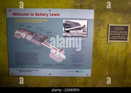 Informationsschilder im Battery Lewis-Kasematte zwei im Navesink Military Reservat, gelegen im Hartshorne Woods Park in Highlands, N.J., 13. Mai 2021. Der Bau der Küstenartillerie-Batterie des Zweiten Weltkriegs begann 1942 und wurde 1944 abgeschlossen. Die erdbedeckte, stahlverstärkte Betonkonstruktion schützte die Schalen- und Pulverräume sowie das Kraftwerk. Battery Lewis bestand aus zwei 16-Zoll-Navy-Geschützen, die auf barbette-Wagen montiert waren und war die einzige 16-Zoll-Waffenbatterie in New Jersey. Die Geschütze, die 2,100 Pfund panzerbrechende Geschosse abfeuerten, konnten von der Küste Po aus erreichen Stockfoto