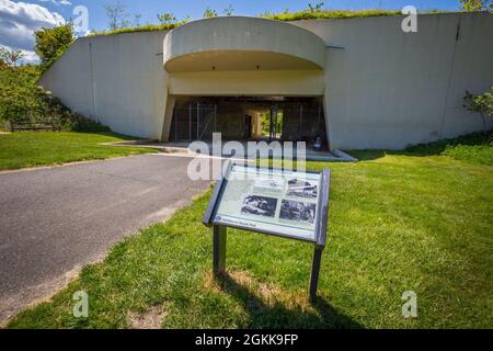 Vorderansicht der zweiten Kasematte von Battery Lewis im Navesink Military Reservation, gelegen im Hartshorne Woods Park in Highlands, N.J., 13. Mai 2021. Der Bau der Küstenartillerie-Batterie des Zweiten Weltkriegs begann 1942 und wurde 1944 abgeschlossen. Die erdbedeckte, stahlverstärkte Betonkonstruktion schützte die Schalen- und Pulverräume sowie das Kraftwerk. Battery Lewis bestand aus zwei 16-Zoll-Navy-Geschützen, die auf barbette-Wagen montiert waren und war die einzige 16-Zoll-Waffenbatterie in New Jersey. Die Gewehre, die 2,100 Pfund panzerbrechende Geschosse abfeuerten, konnten von Offshore Point Pleasant erreichen Stockfoto