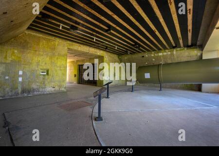 Innenansicht der Battery Lewis-Kasematte im Navesink Military Reservation, gelegen im Hartshorne Woods Park in Highlands, N.J., 13. Mai 2021. Der Bau der Küstenartillerie-Batterie des Zweiten Weltkriegs begann 1942 und wurde 1944 abgeschlossen. Die erdbedeckte, stahlverstärkte Betonkonstruktion schützte die Schalen- und Pulverräume sowie das Kraftwerk. Battery Lewis bestand aus zwei 16-Zoll-Navy-Geschützen, die auf barbette-Wagen montiert waren und war die einzige 16-Zoll-Waffenbatterie in New Jersey. Die Geschütze, die 2,100 Pfund panzerbrechende Geschosse abfeuerten, konnten vom vorgelagerten Punkt Pleasa aus erreichen Stockfoto