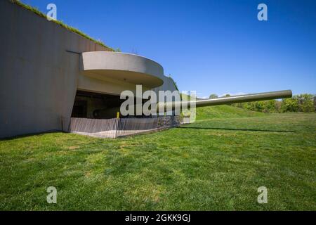 Frontansicht der Battery Lewis Kasematte im Navesink Military Reservation, gelegen im Hartshorne Woods Park in Highlands, N.J., 13. Mai 2021. Der Bau der Küstenartillerie-Batterie des Zweiten Weltkriegs begann 1942 und wurde 1944 abgeschlossen. Die erdbedeckte, stahlverstärkte Betonkonstruktion schützte die Schalen- und Pulverräume sowie das Kraftwerk. Battery Lewis bestand aus zwei 16-Zoll-Navy-Geschützen, die auf barbette-Wagen montiert waren und war die einzige 16-Zoll-Waffenbatterie in New Jersey. Die Gewehre, die 2,100 Pfund panzerbrechende Geschosse abfeuerten, konnten von Offshore Point Pleasant erreichen Stockfoto