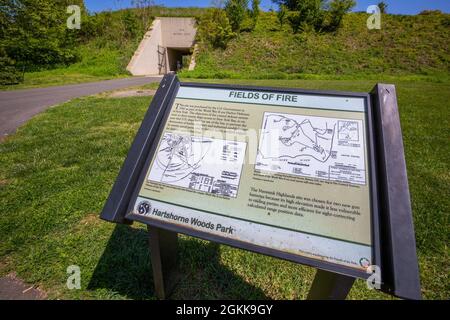 Informationsschilder vor dem Battery Lewis Kasematte zwei im Navesink Military Reservation, gelegen im Hartshorne Woods Park in Highlands, N.J., 13. Mai 2021. Der Bau der Küstenartillerie-Batterie des Zweiten Weltkriegs begann 1942 und wurde 1944 abgeschlossen. Die erdbedeckte, stahlverstärkte Betonkonstruktion schützte die Schalen- und Pulverräume sowie das Kraftwerk. Battery Lewis bestand aus zwei 16-Zoll-Navy-Geschützen, die auf barbette-Wagen montiert waren und war die einzige 16-Zoll-Waffenbatterie in New Jersey. Die Geschütze, die 2,100 Pfund panzerbrechende Geschosse abfeuerten, konnten von Offshore-P aus erreichen Stockfoto