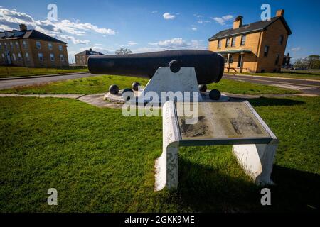 Eine 20-Zoll-Rodman-Waffe, die in Fort Hancock, Gateway National Recreation Area, Sandy Hook, N.J., ausgestellt wird, 13. Mai 2021. Die M. 1864 20-Zoll wurde von Thomas J. Rodman entwickelt und wurden für die Küstenverteidigung verwendet, bis sie durch das Endicott System ersetzt wurden. Der ursprüngliche Posten, der für die Garnison von 400 Soldaten, die die Batterien der Küstenverteidigungswaffe unterstützten, vorgesehen war, bestand aus 32 „Butterziegel“-Bauwerken der kolonialen Wiederbelebung, die um einen Paradeplatz herum errichtet wurden. Der Bau begann im Jahr 1898, wobei Männer in Baracken untergebracht waren, während verheiratete, unbesetzte Offiziere und Offiziere in separaten Wohnräumen lebten. B Stockfoto