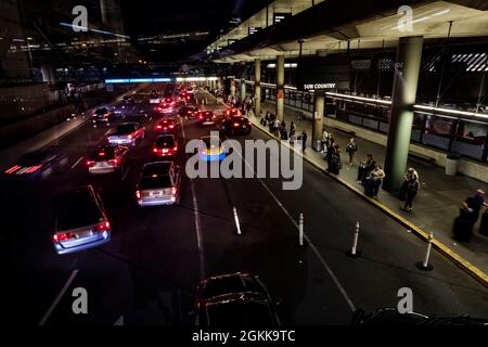 Abgabestellen und Verladen von Passagieren in SeaTac, Washington State, USA [keine Eigentums- oder Modellfreigaben; nur redaktionelle Lizenzierung] Stockfoto